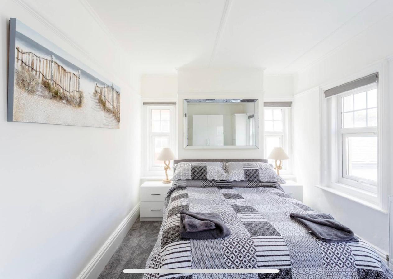 Ammonite Luxury Beachfront Apartment ไลม์รีจิส ภายนอก รูปภาพ